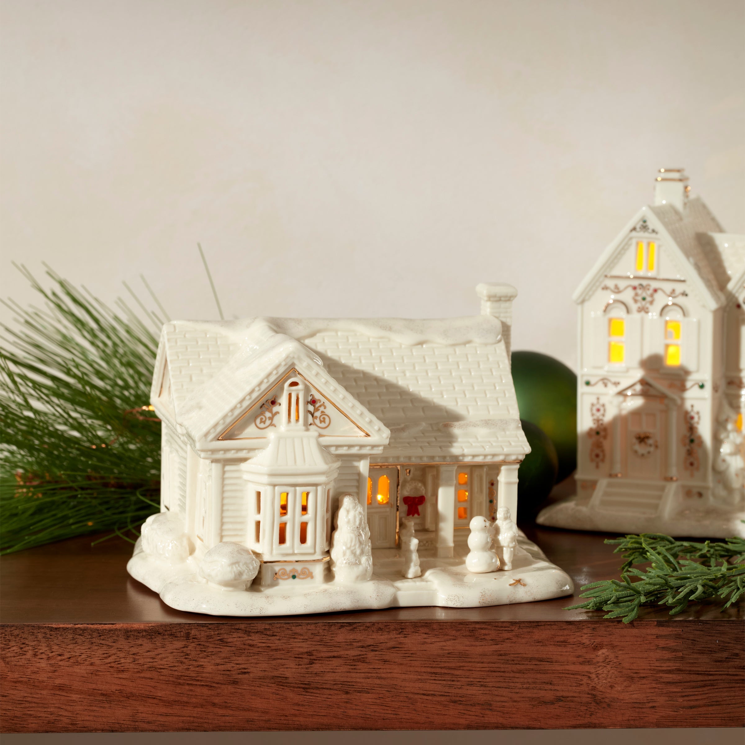 Lenox Premium Mistletoe Park 3-Piece Lit Figurine Starter Set - Image 4