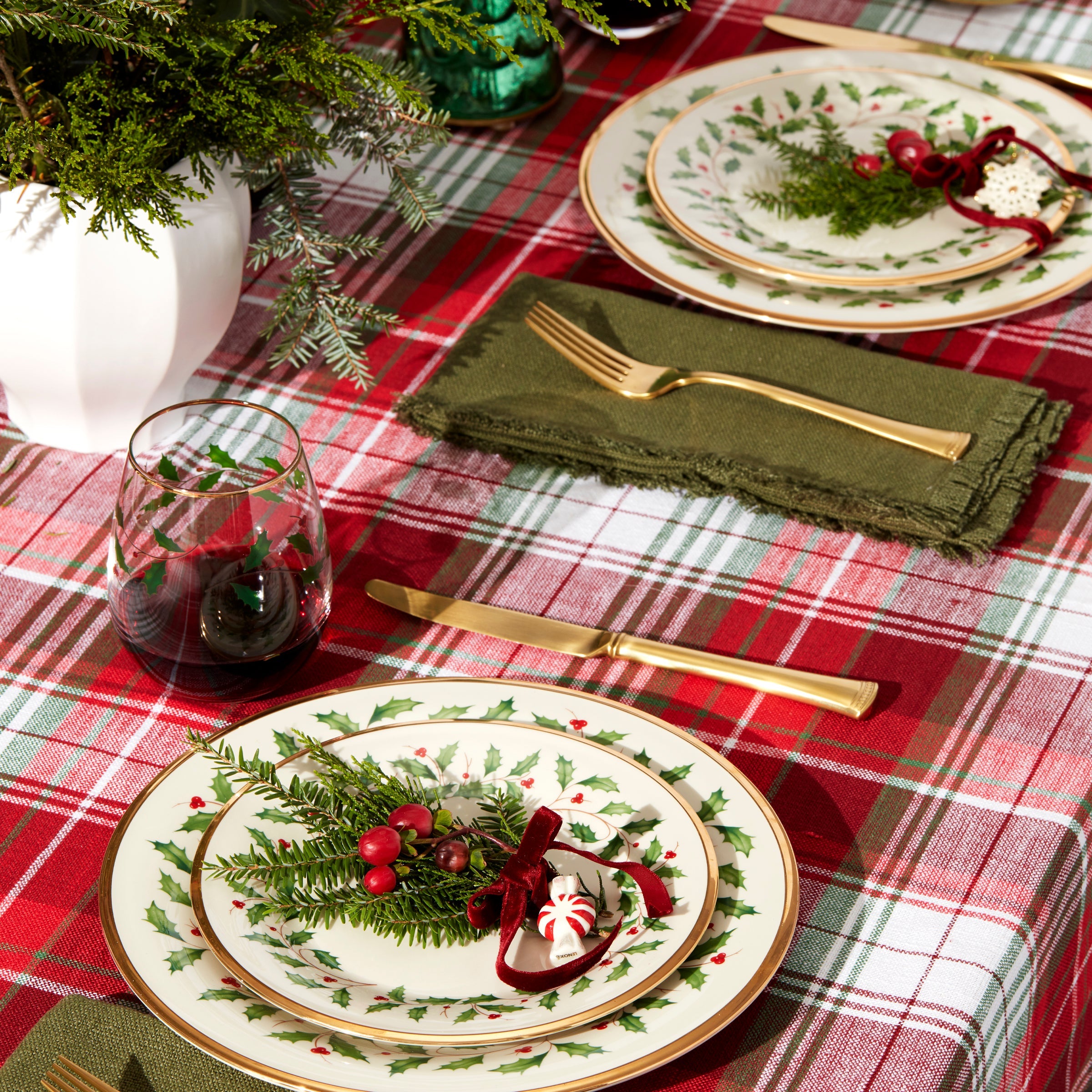 Lenox Premium Holiday 18-Piece Dinnerware Set - Image 5