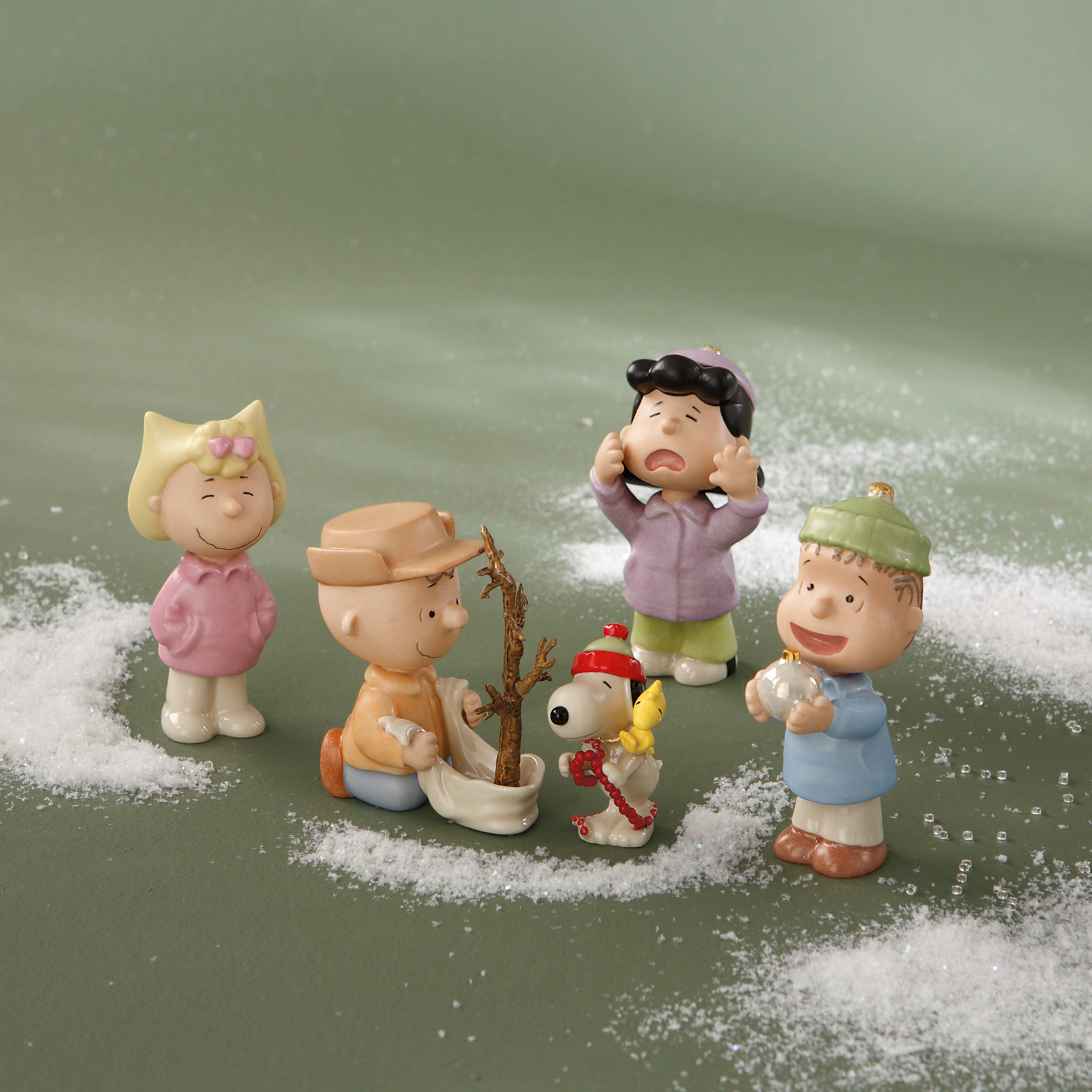 Lenox Premium Peanuts A Charlie Brown Christmas 5-Piece Figurine Set - Image 3