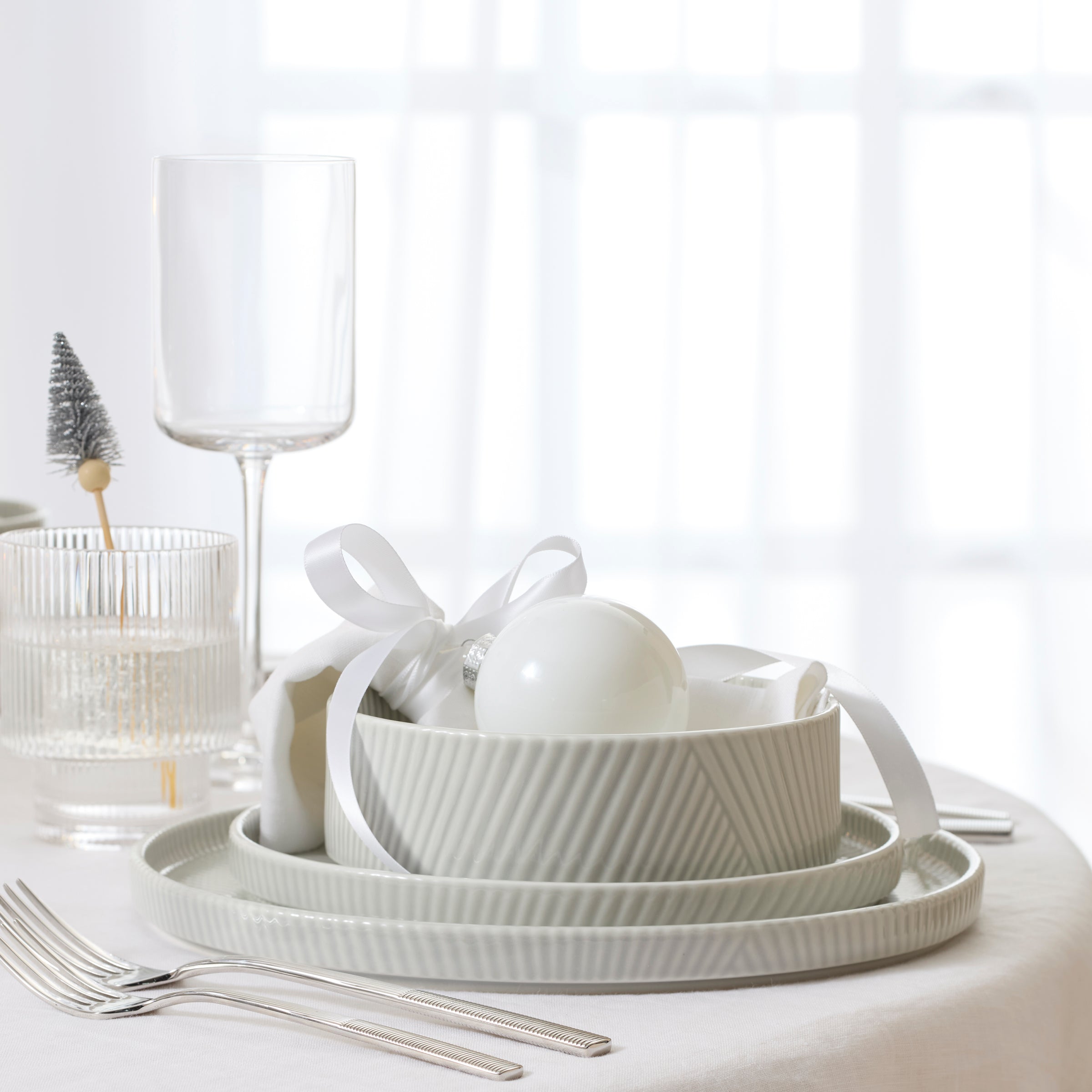 Lenox Premium Modulus Vapor 18-Piece Dinnerware Set - Image 7