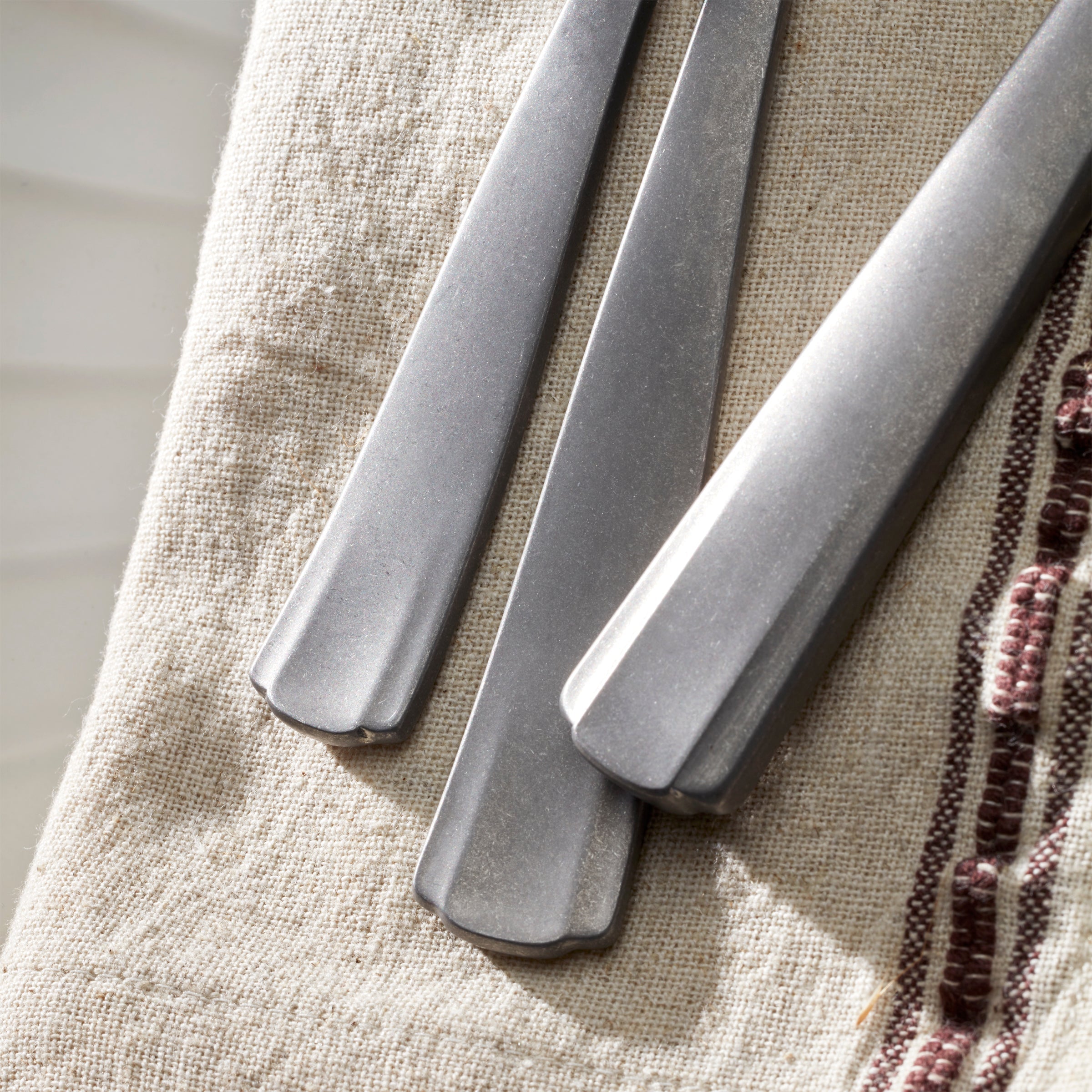 Lenox Premium French Perle Scallop Vintage 65-Piece Flatware Set - Image 8