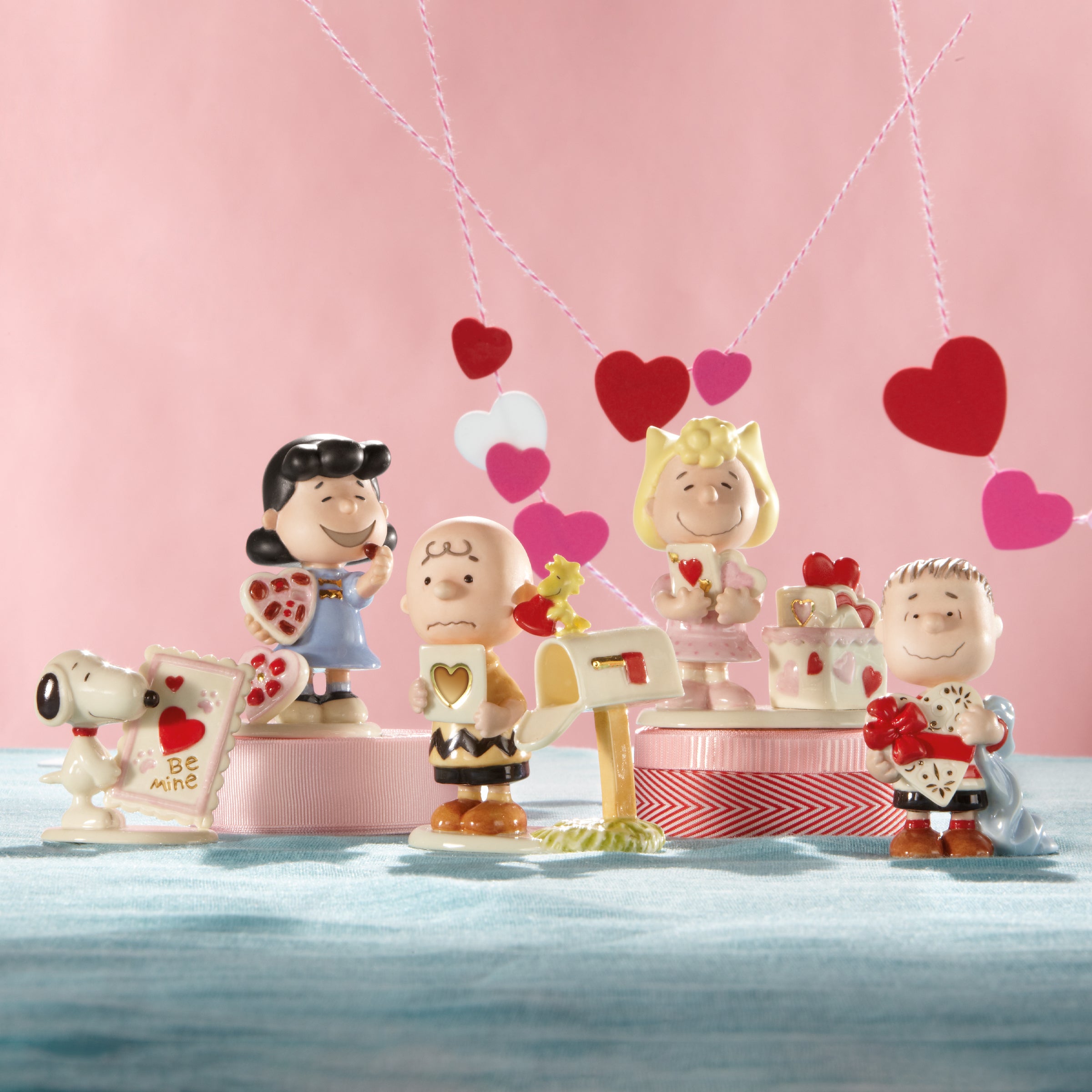 Lenox Premium Peanuts 5-Piece Valentine's Figurine Set - Image 2